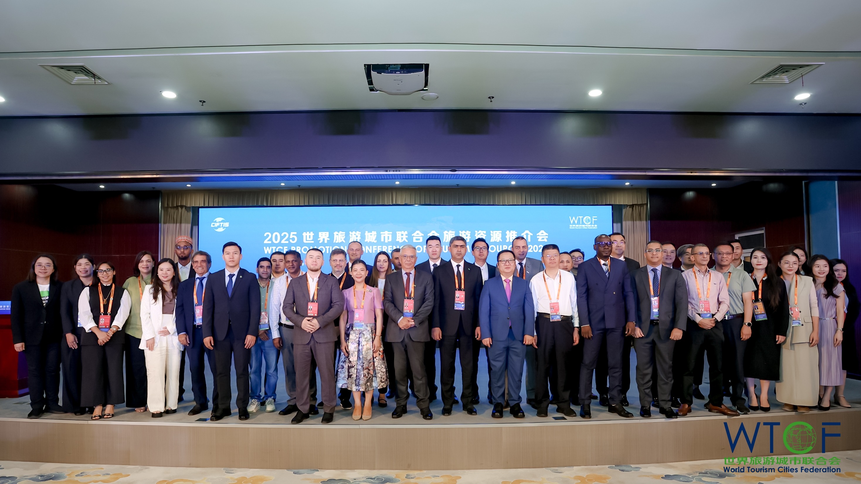 双版块展现文旅新魅力，首项国际标准填补空白 —2025世界旅游城市联合会旅游资源推介会成功举办_fororder_合影