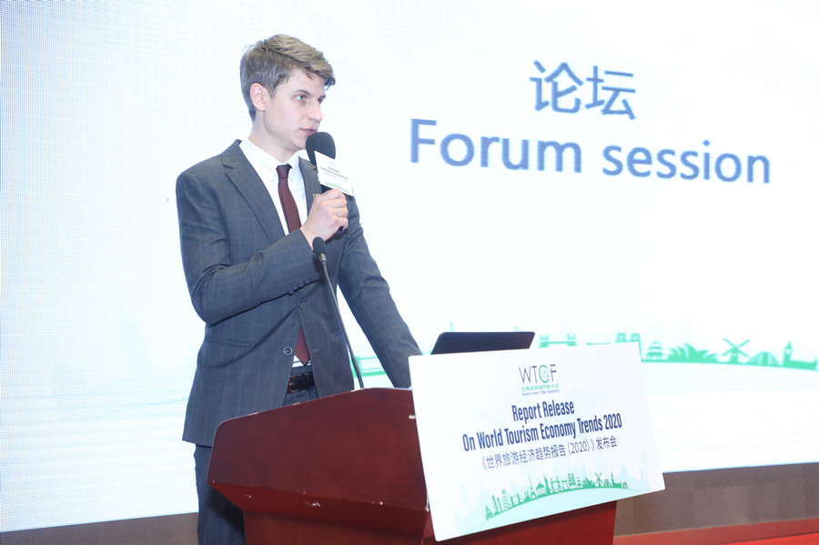 世界旅游城市联合会对外联络部业务经理马瑞琦主持发布会