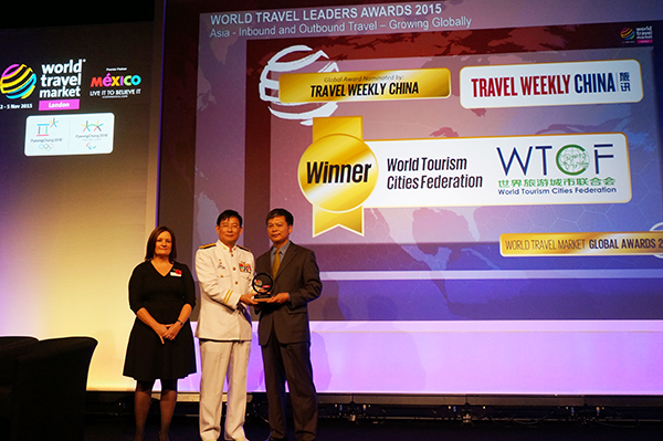 wtcf副秘书长李宝春(右)接受颁奖 wtcf副秘书长李宝春(右)接受颁奖