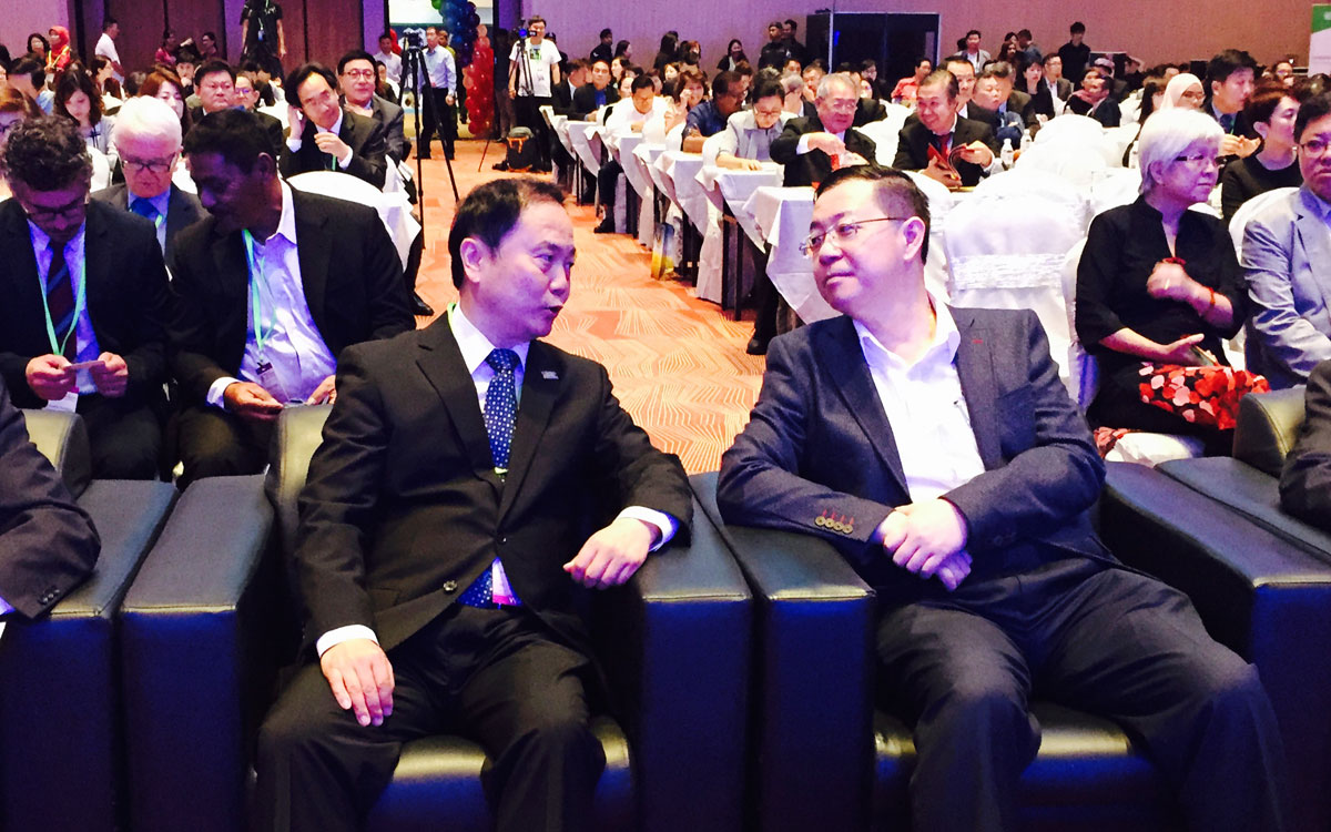 联合会秘书长宋宇与槟城州首席部长林冠英在开幕式上亲切交谈