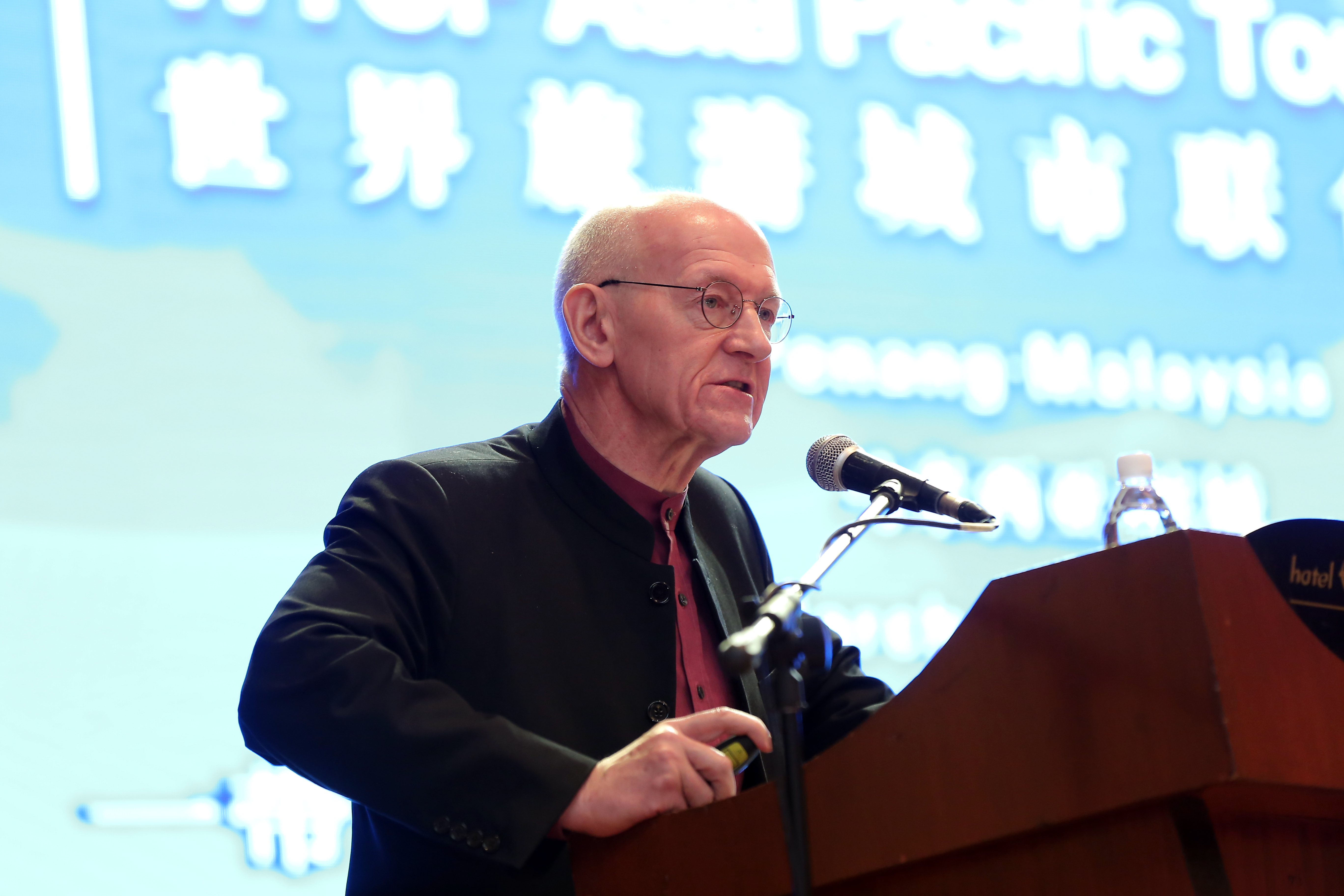 亚太旅游协会主席andrew jones先生在沙发论坛一上发表主题演讲