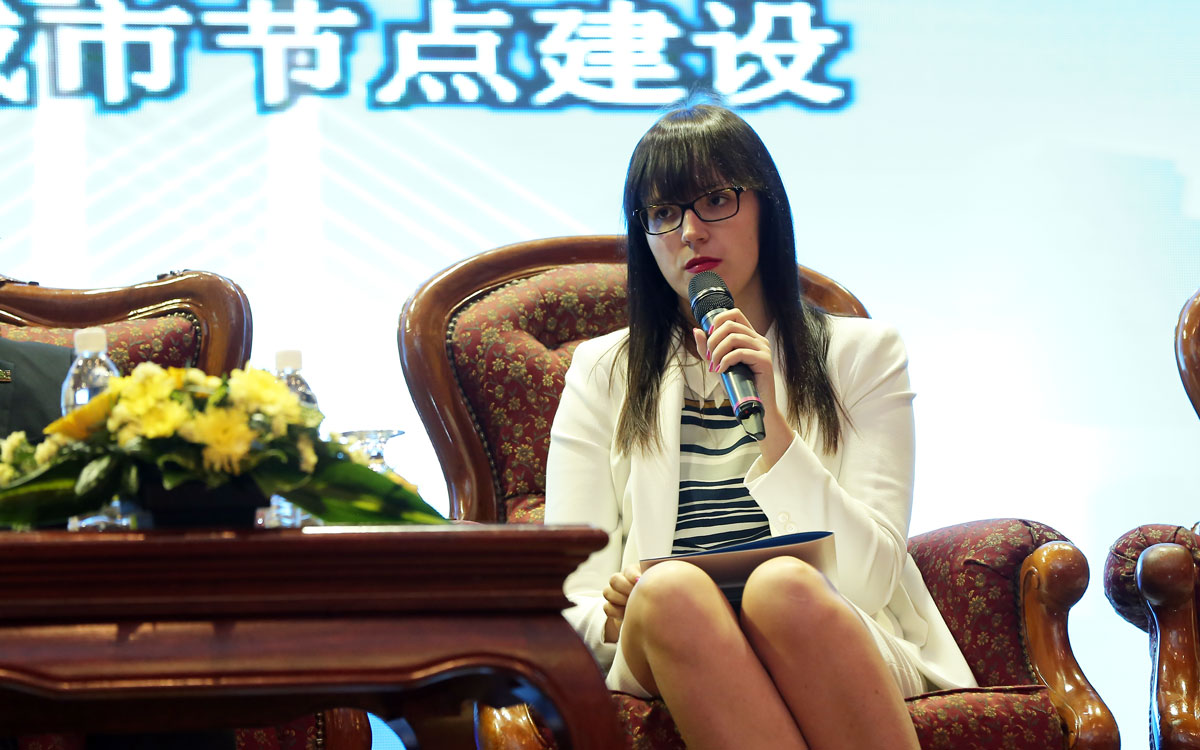 里加市代表elina-branta女士-在沙发论坛二上发言