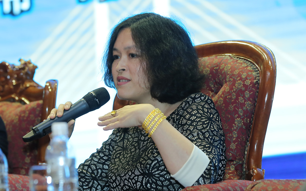国际在线副总裁兼高级编辑何清女士在沙发论坛三上发言