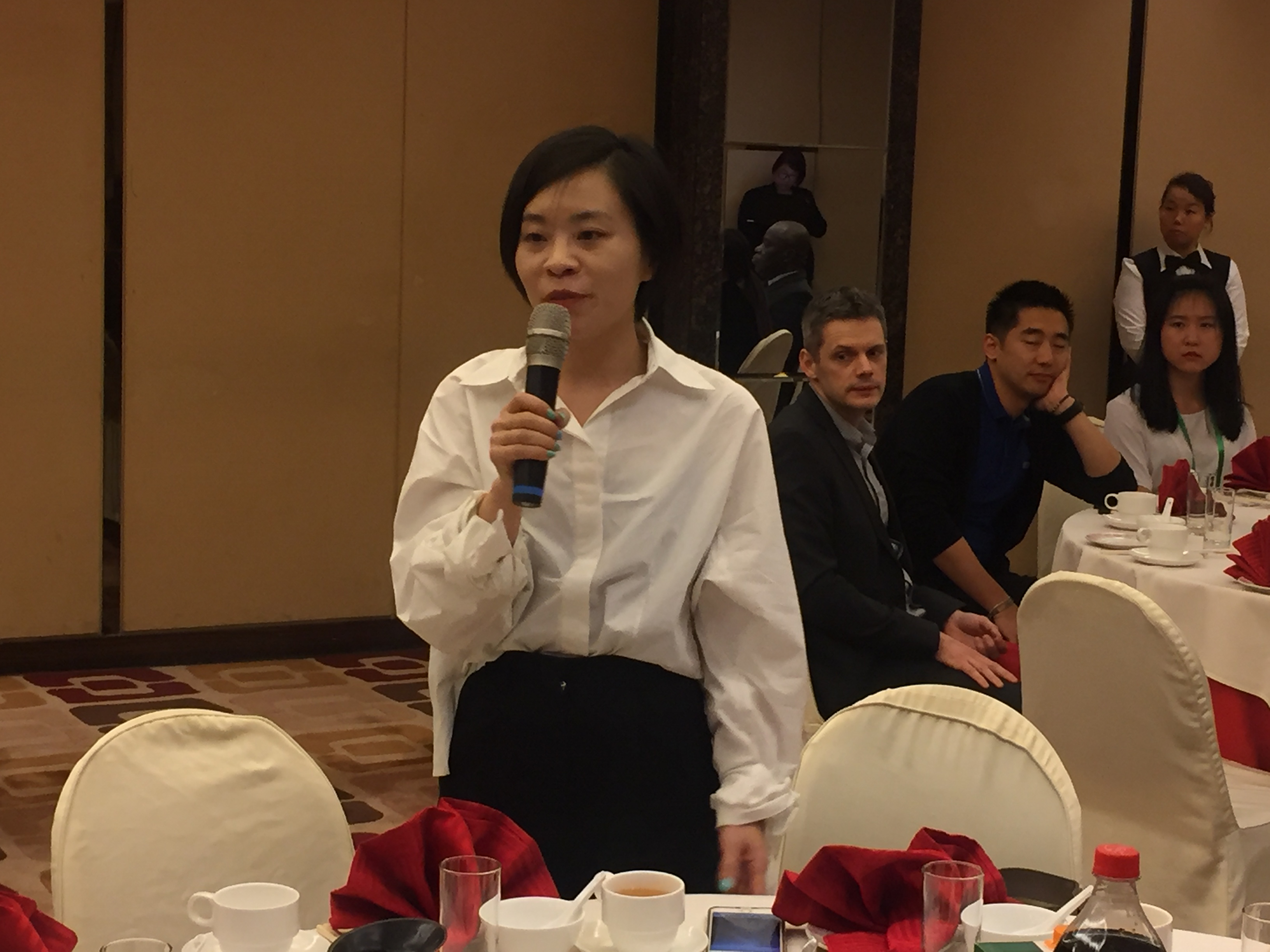 旅游相关负责人代表做自我介绍。