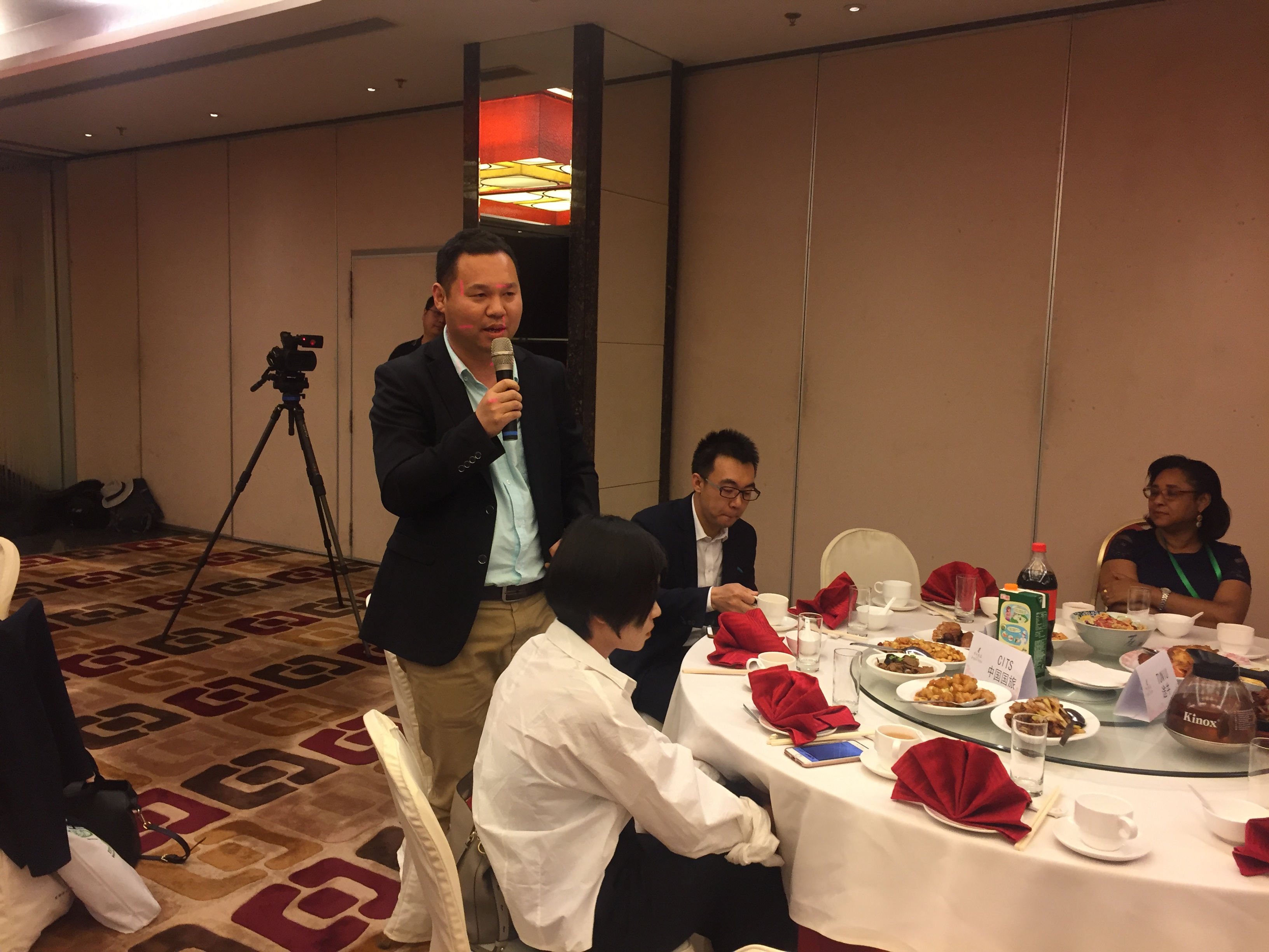 旅游相关负责人代表做自我介绍。