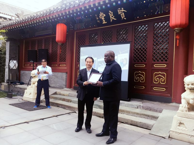 联合会秘书长宋宇向学员们颁发结业证书