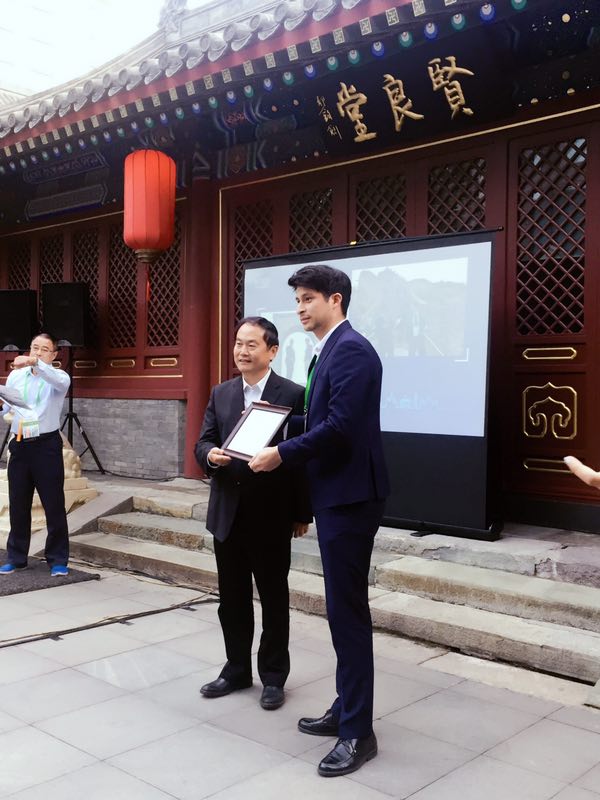 联合会秘书长宋宇向学员们颁发结业证书