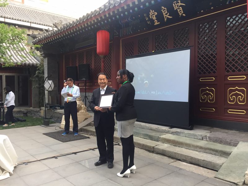 联合会秘书长宋宇向学员们颁发结业证书