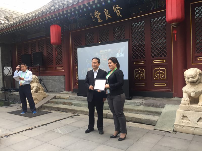 联合会秘书长宋宇向学员们颁发结业证书