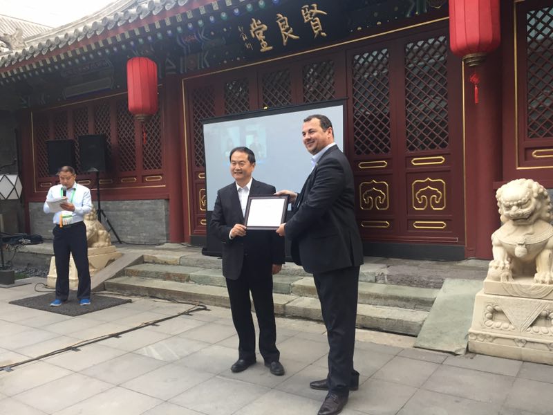 联合会秘书长宋宇向学员们颁发结业证书