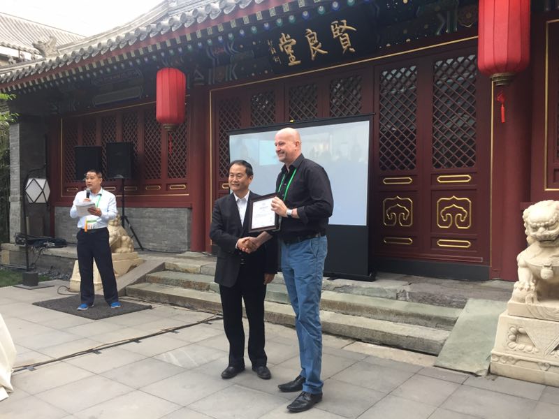 联合会秘书长宋宇向学员们颁发结业证书