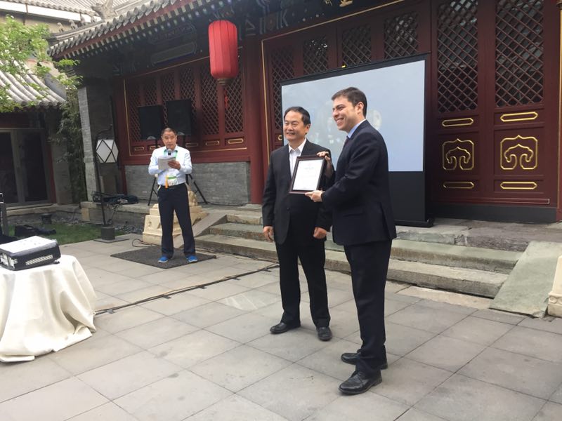 联合会秘书长宋宇向学员们颁发结业证书