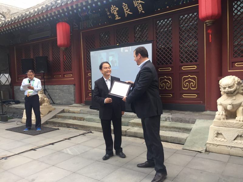 联合会秘书长宋宇向学员们颁发结业证书