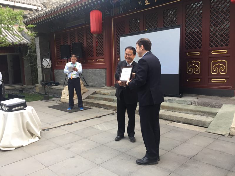 联合会秘书长宋宇向学员们颁发结业证书