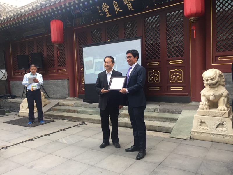 联合会秘书长宋宇向学员们颁发结业证书