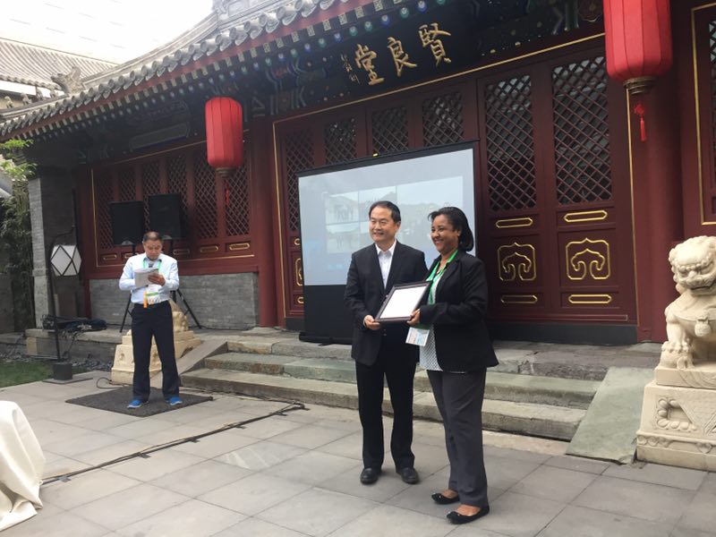 联合会秘书长宋宇向学员们颁发结业证书