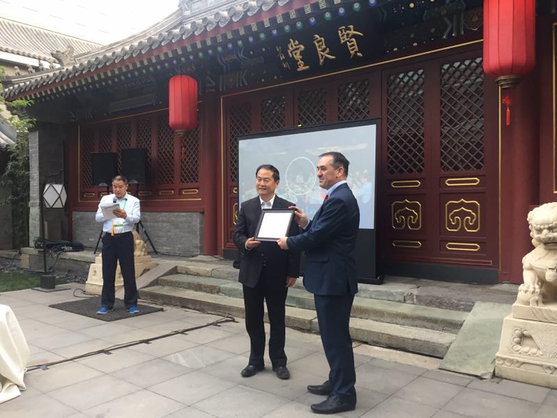 联合会秘书长宋宇向学员们颁发结业证书