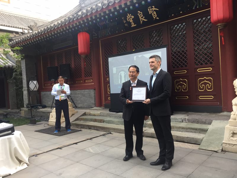 联合会秘书长宋宇向学员们颁发结业证书