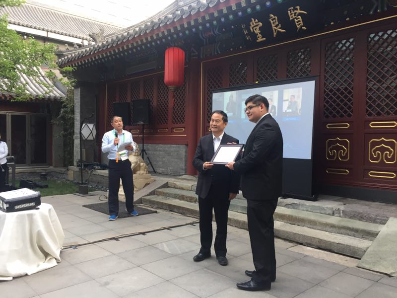 联合会秘书长宋宇向学员们颁发结业证书