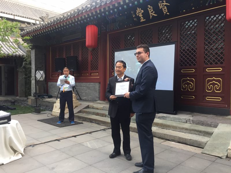 联合会秘书长宋宇向学员们颁发结业证书