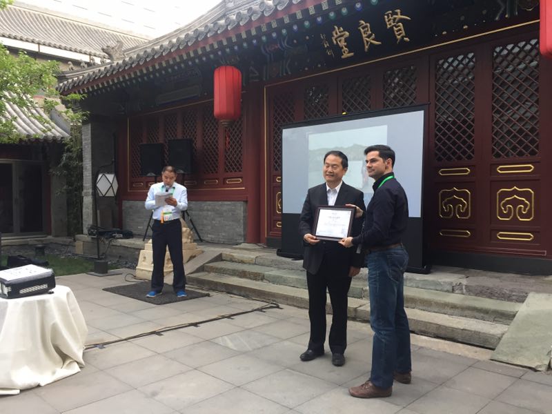 联合会秘书长宋宇向学员们颁发结业证书