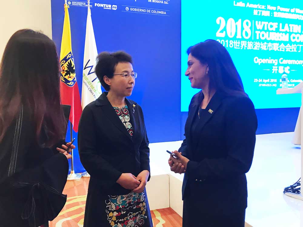 联合会理事会执行副主席程红与利马副市长patricia juarez在开幕式后亲切交谈