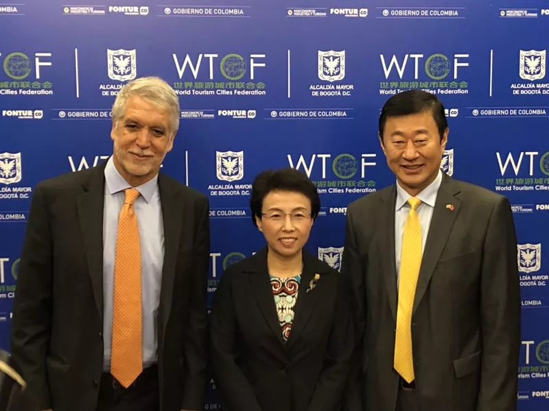 联合会理事会执行副主席程红、波哥大市长enrique peñalosa中国驻哥伦比亚大使李念平会后合影
