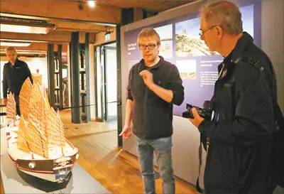 德方策展人向观众介绍展览亮点