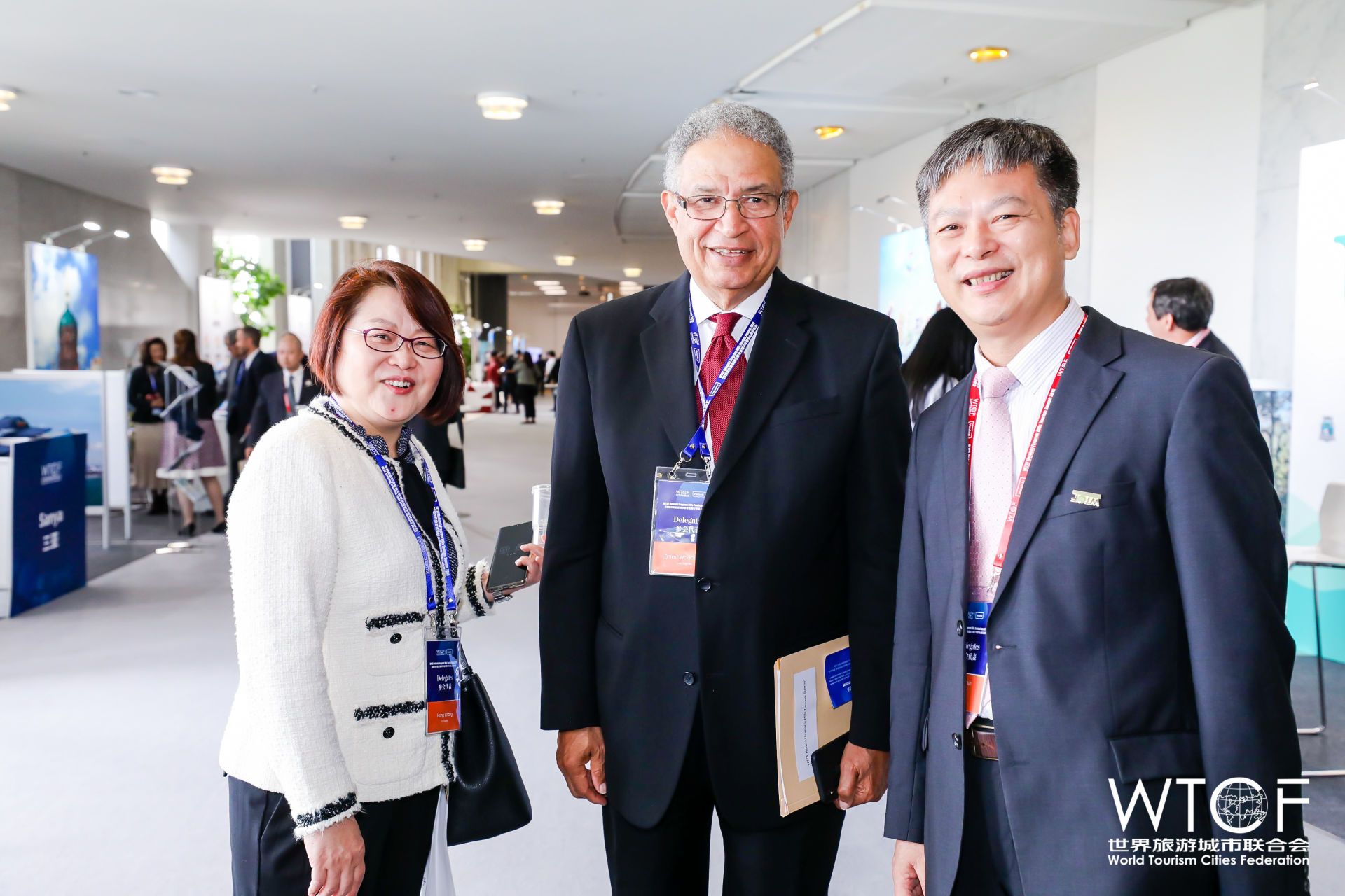 世界旅游城市联合会常务副秘书长李宝春先生（右）、洛杉矶会议及旅游局局长恩武德先生（中）和洛杉矶会议及旅游局中国首席代表常虹女士（左）