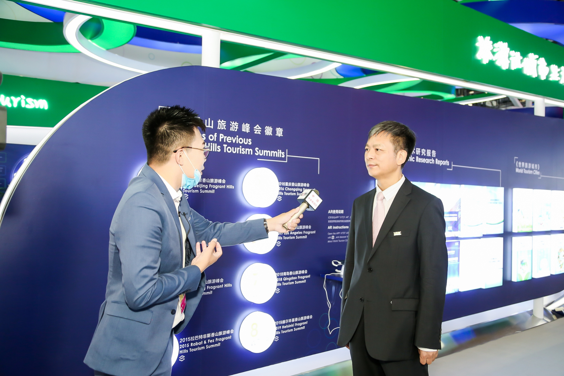 世界旅游城市联合会常务副秘书长李宝春（右）接受媒体采访